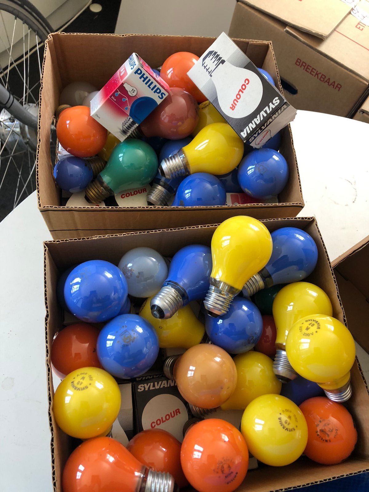 Twee dozen gekleurde boll, Ophalen, Kunststof, Minder dan 50 watt, Netvoeding