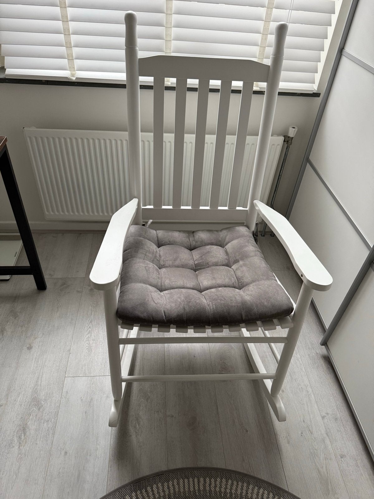 Witte schommelstoel met comfortabel grijs kussen, Ophalen, Wit, Zo goed als nieuw, Eén