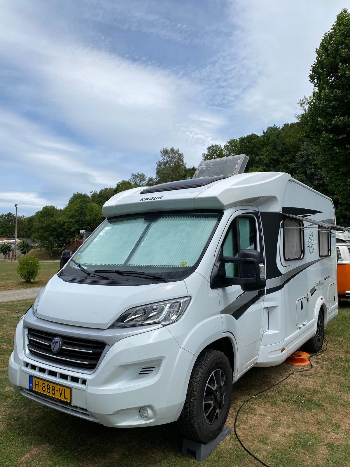 Compacte Knaus Sky Ti camper - compleet uitgerust, Ringverwarming, Fiat, Boiler, Buitenlamp