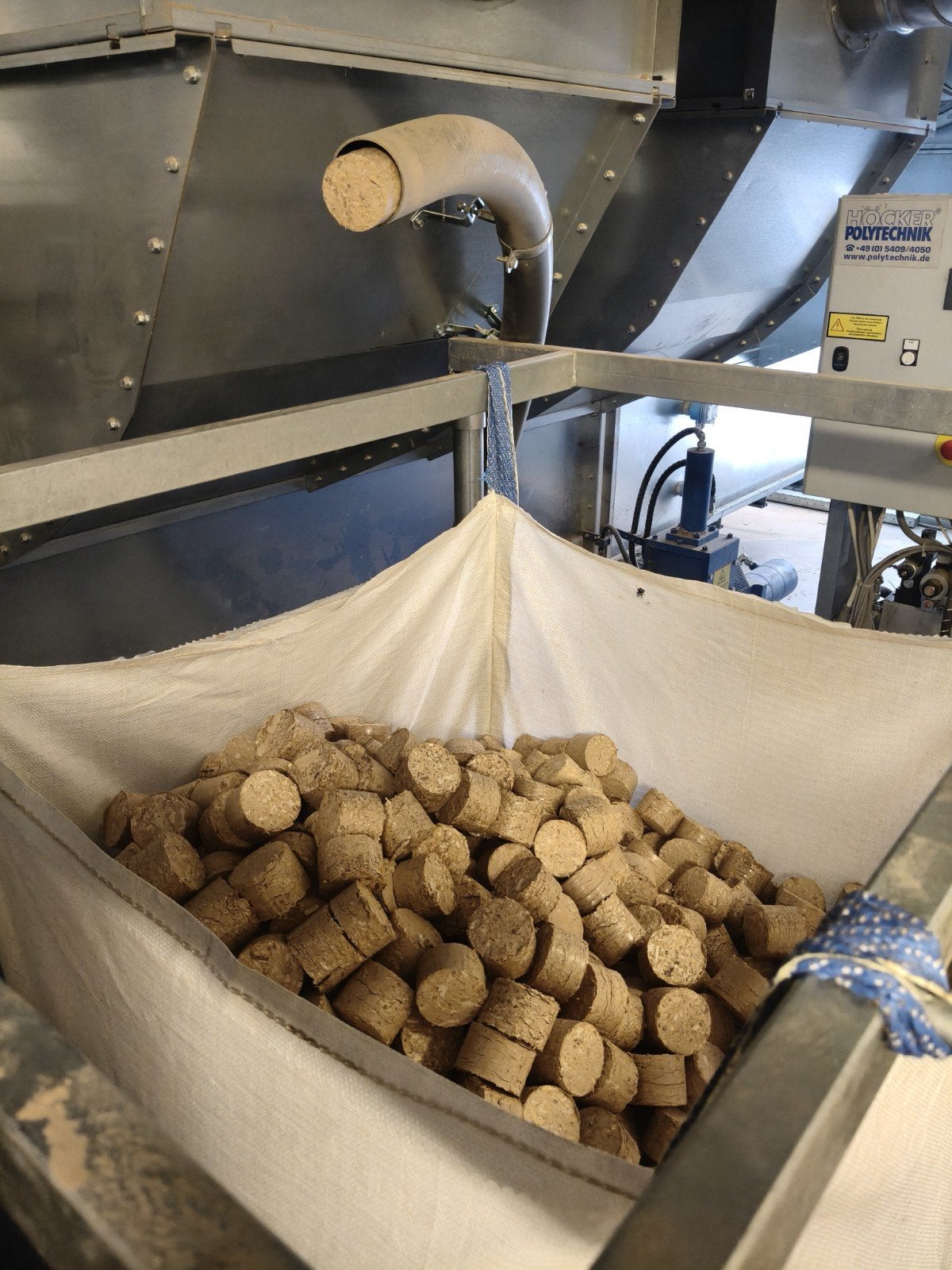 Houten brikketen voor houtkachel, Ophalen
