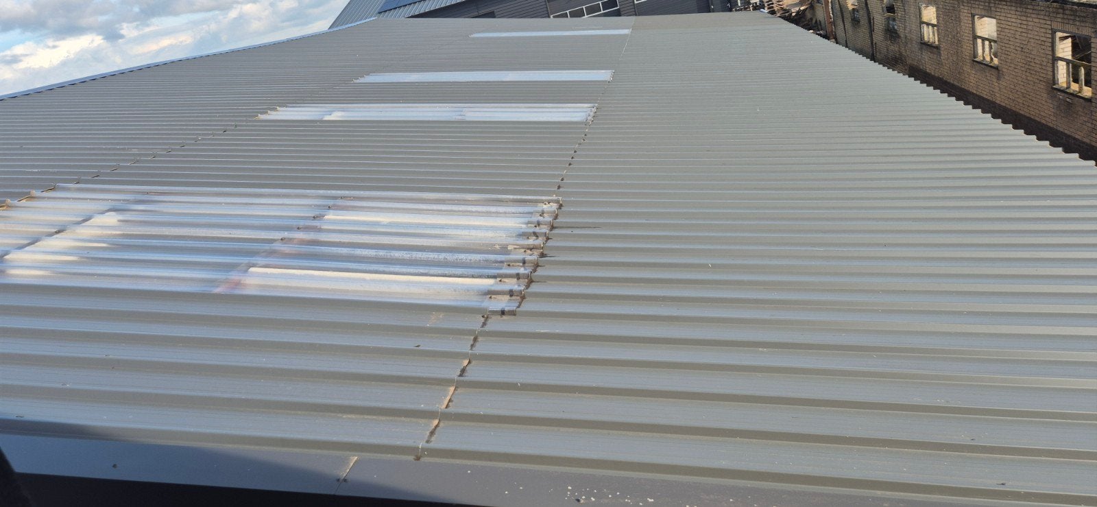 Grijze metalen dakplaten met lichtplaten, Gebruikt, 15 m² of meer, Metaal, Grijs