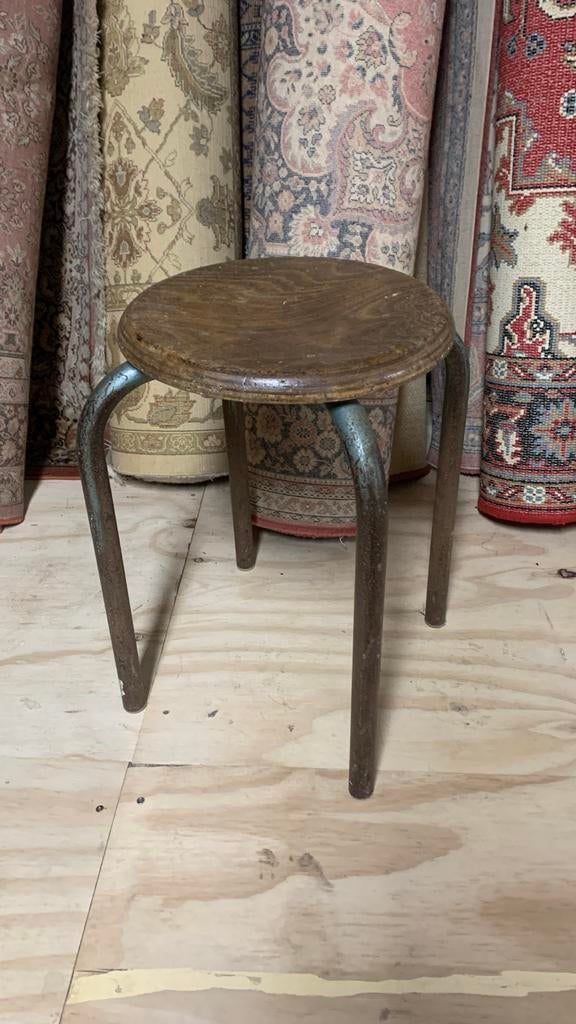Industriële kruk,metalen poten,houten zitting,vintage, Antiek en Kunst, Antiek | Meubels | Stoelen en Banken, Ophalen of Verzenden