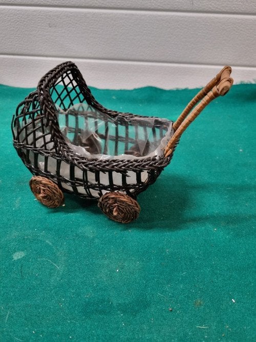 Bloempot mandje in de vorm van kinderwagen riet, Ophalen of Verzenden, 'T Olde Gre-j, Info@toldegrej.nl, Endepoelstraat 20f Didam