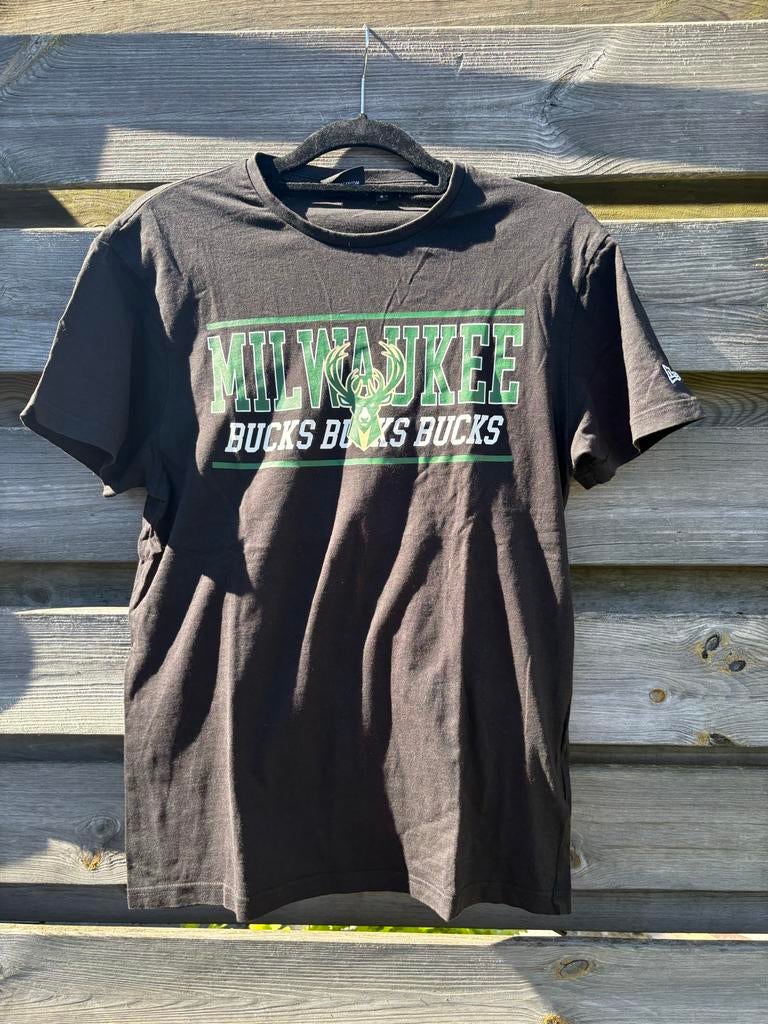 Zwart New Era Milwaukee Bucks T-shirt, Ophalen of Verzenden, Zo goed als nieuw, Maat 46 (S) of kleiner, Zwart