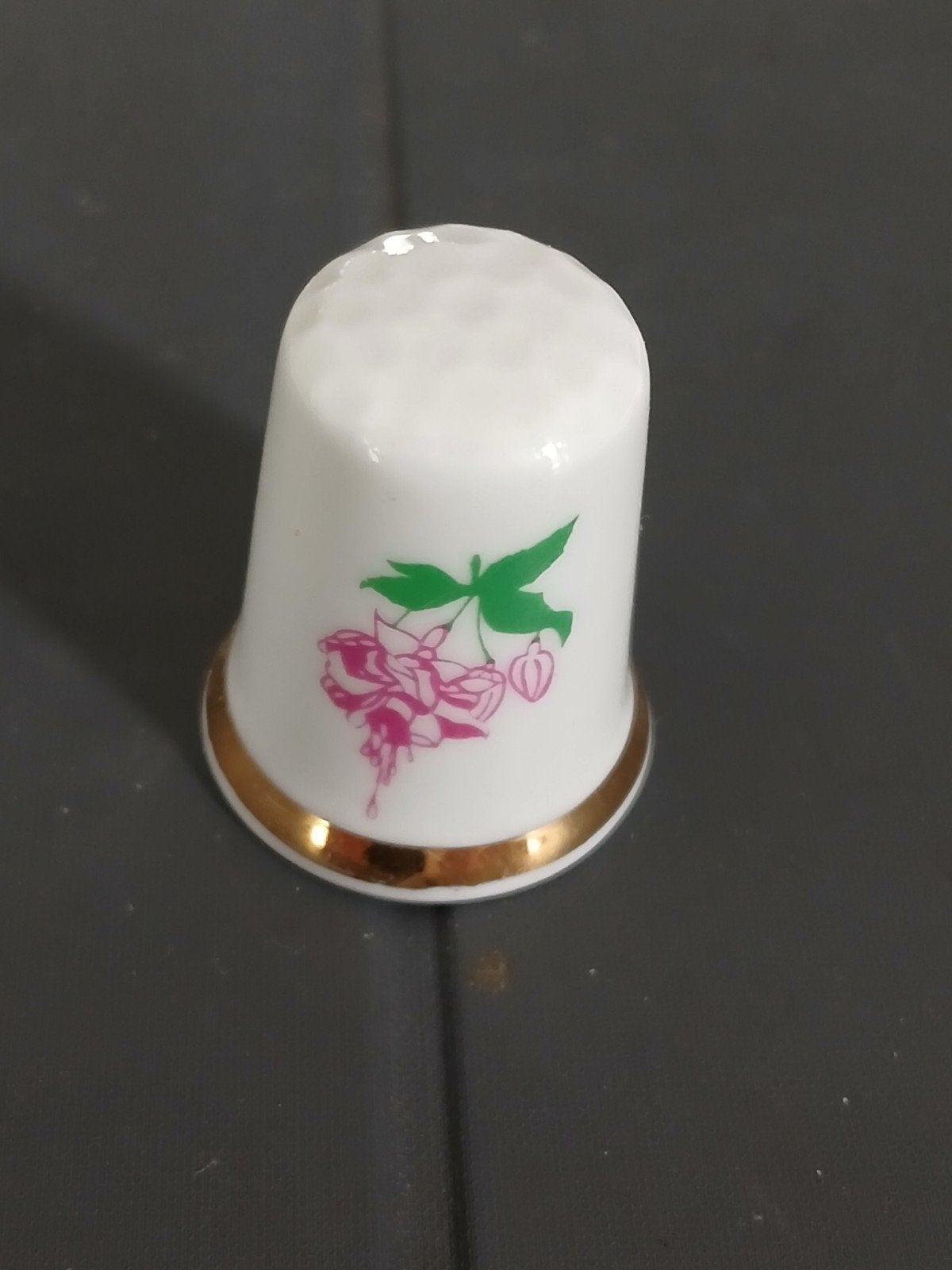 Porseleinen vingerhoedje - Ned. kring van fuchsiavrienden, Verzamelen, Ophalen of Verzenden, Zo goed als nieuw, Porselein, Nederland