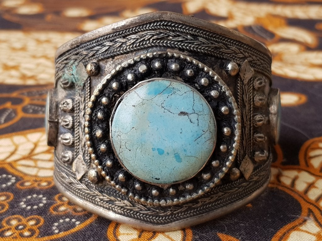 Prachtige antieke armband uit Nepal zilverbrons met stenen., Antiek en Kunst, Sieraad, Handgemaakt, Ophalen of Verzenden, Meerkleurig