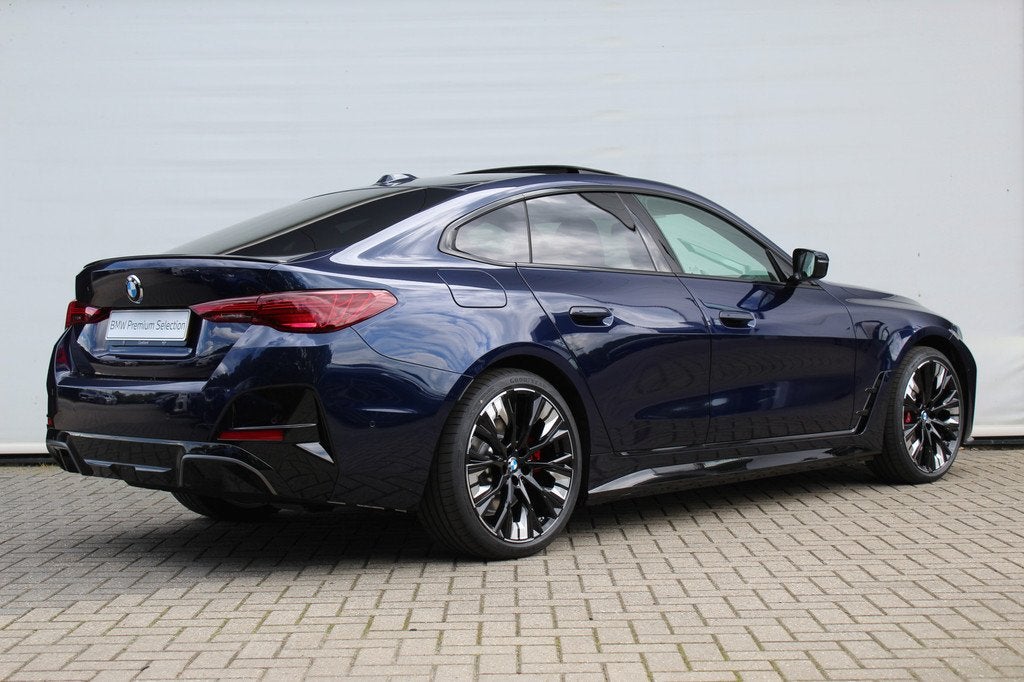 BMW i4 eDrive40 M Sport / M Sportstoelen / Achteruitrijcamer, Auto's, BMW, Achterwielaandrijving, Met garantie (alle), Blauw, 2020 kg
