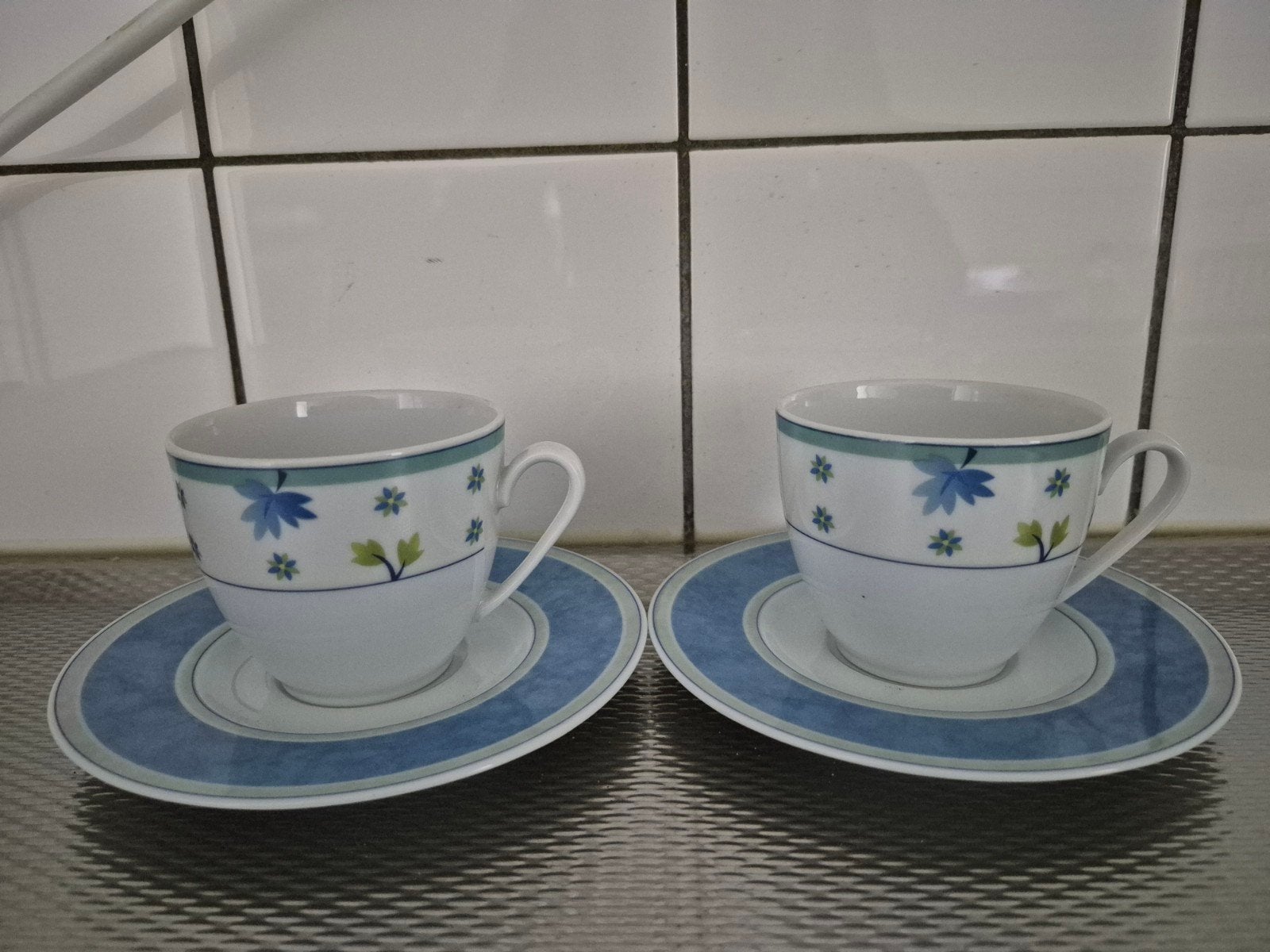 Twee Art-Design kop en schotels, Huis en Inrichting, Ophalen of Verzenden, Zo goed als nieuw, Overige stijlen, Kop(pen) en/of Schotel(s)