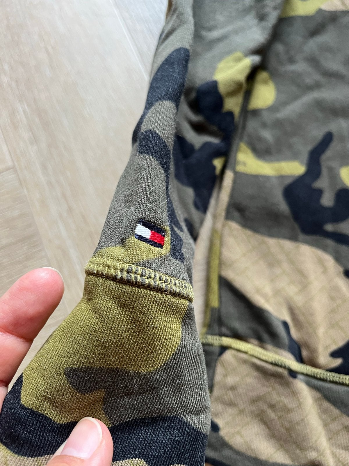 Tommy Hilfiger Camouflage Hoodie Maat M, Ophalen of Verzenden, Zo goed als nieuw, Maat 48/50 (M), Groen