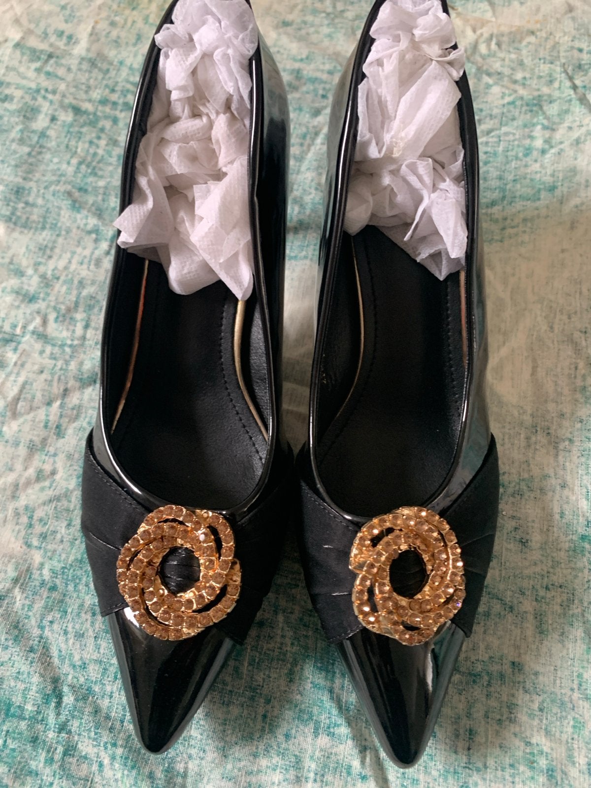 Zwarte lakleren pumps met gouden versiering, Ophalen of Verzenden, Nieuw, Zwart, Pumps