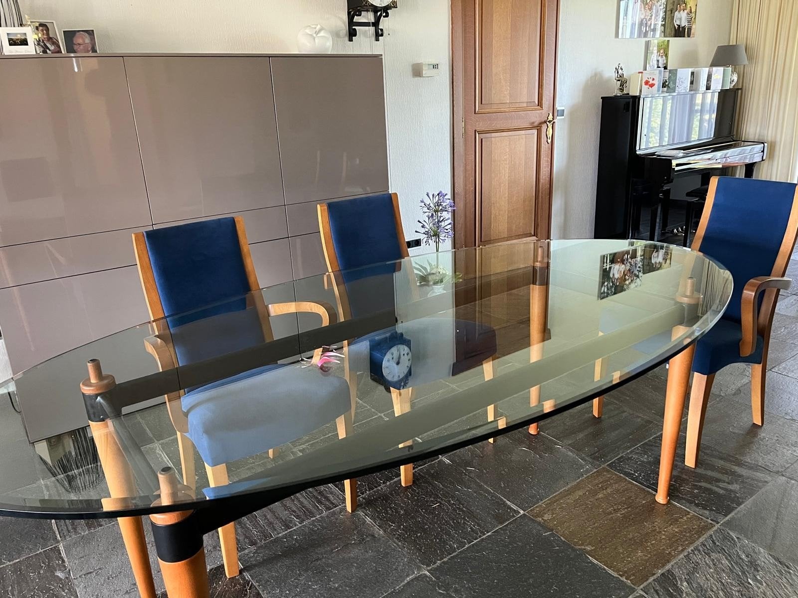 Elegante ovale glazen eettafel met 6 blauwe stoelen, Ophalen, 100 tot 150 cm, Modern, Elegant, Overige houtsoorten