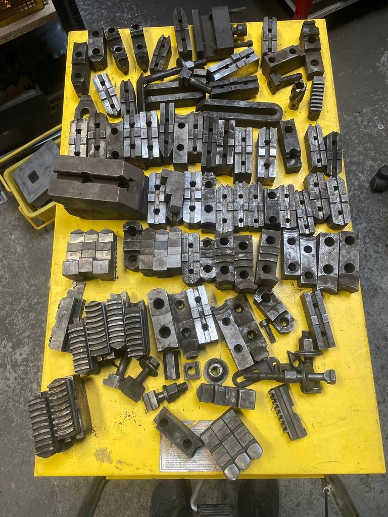 Ca. 100 stuks diverse opspanbekken en klemmen, Doe-het-zelf en Verbouw, Gereedschap | Handgereedschap, Ophalen of Verzenden, Gebruikt