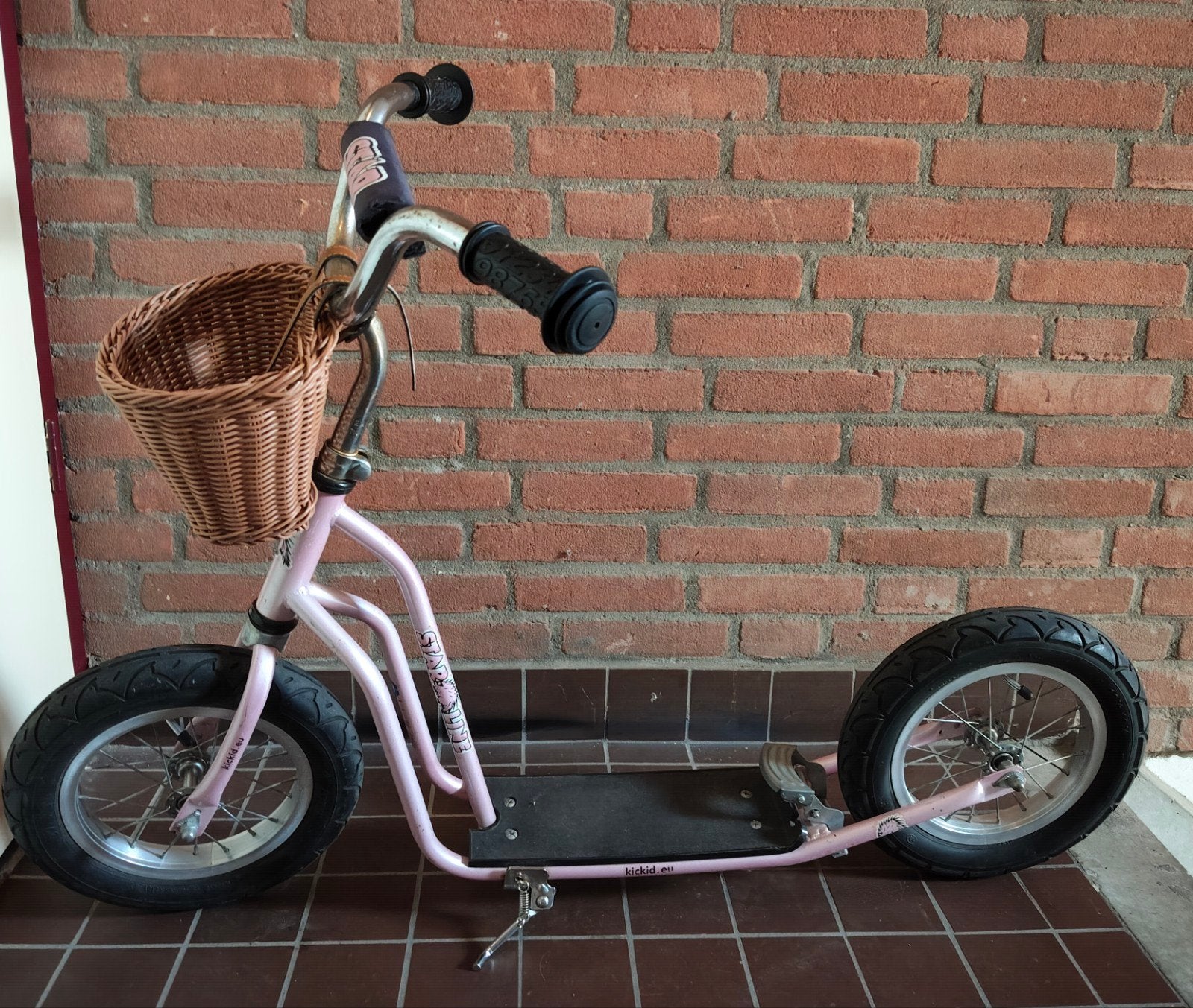 Roze Starline step met mandje

12 inch. Wielen, Ophalen, Gebruikt, Gewone step, Starline