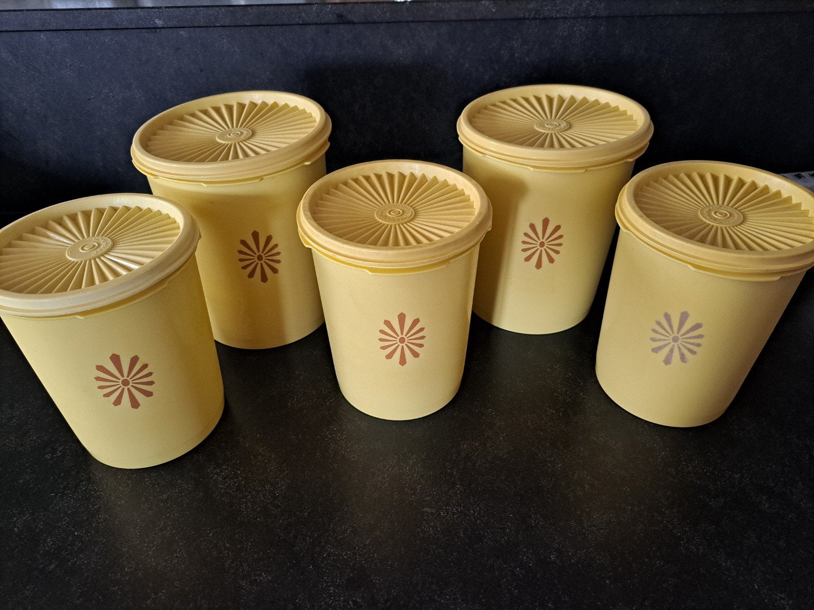 Set van 5 vintage Tupperware bussen - Geel met zonnedeksel, Bewaardoos, Geel, Ophalen of Verzenden, Zo goed als nieuw