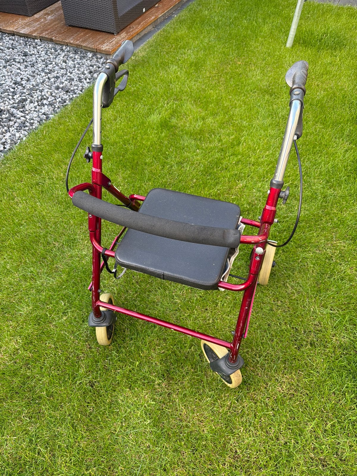 Rode rollator met rugleuning en ‘bakje’, Ophalen, Opvouwbaar, Gebruikt