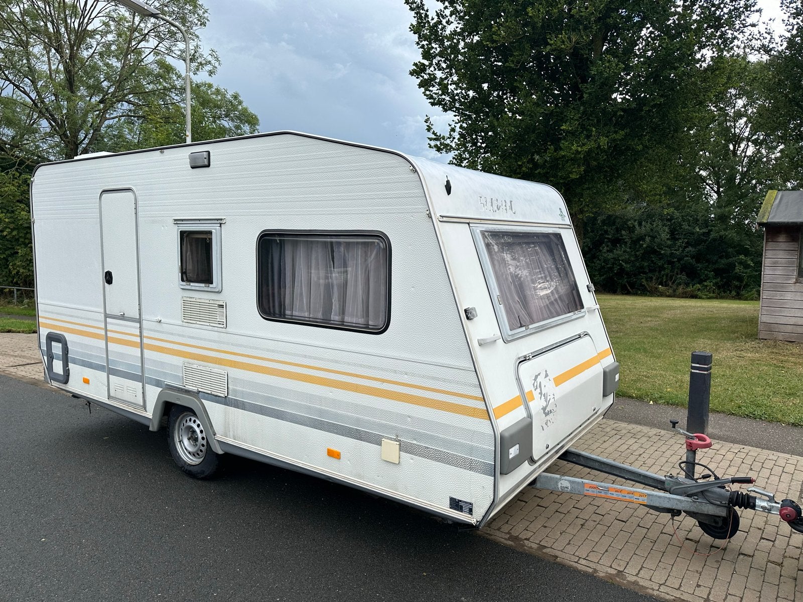 Knaus Sudwind 465 uit 1991 met voortent en luifel, Caravans en Kamperen, Vast bed, Standaardzit, Schokbreker, Bedrijf