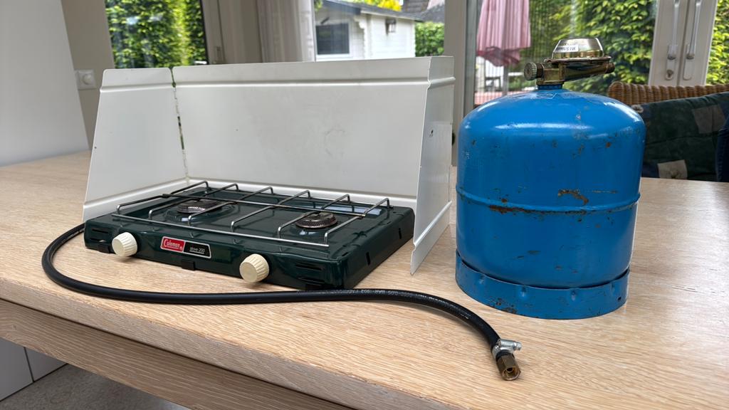 Coleman Stove 200 met windscherm en oude gasfles en slang, Ophalen, Gebruikt