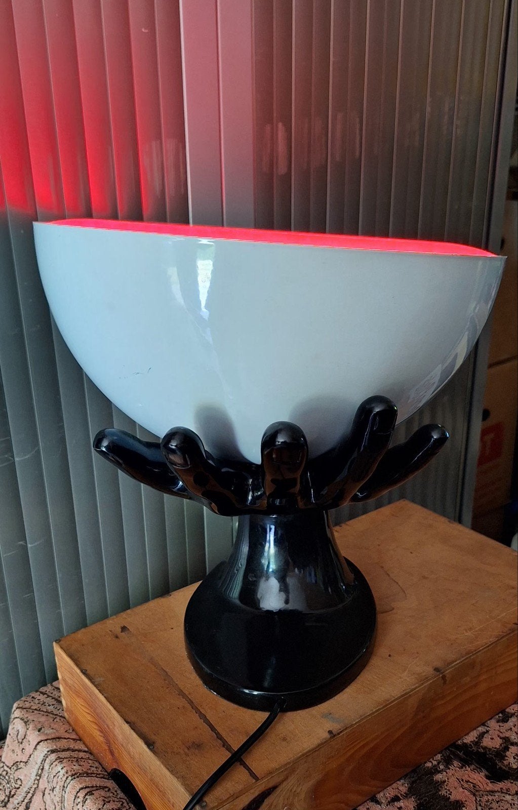 Kare design tafellamp Josy, zwarte hand die warm licht geeft, ., Zo goed als nieuw, Zwart, .