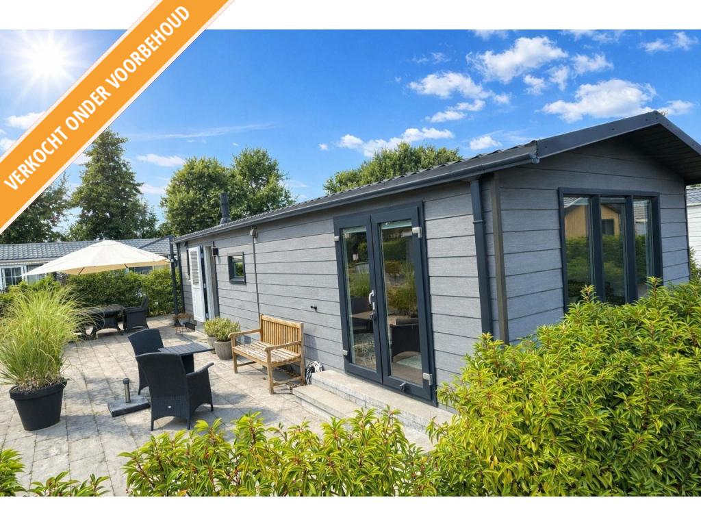 Chalet te koop bij vaarwater in Friesland! R#52R, Caravans en Kamperen, Stacaravans, Tot en met 4