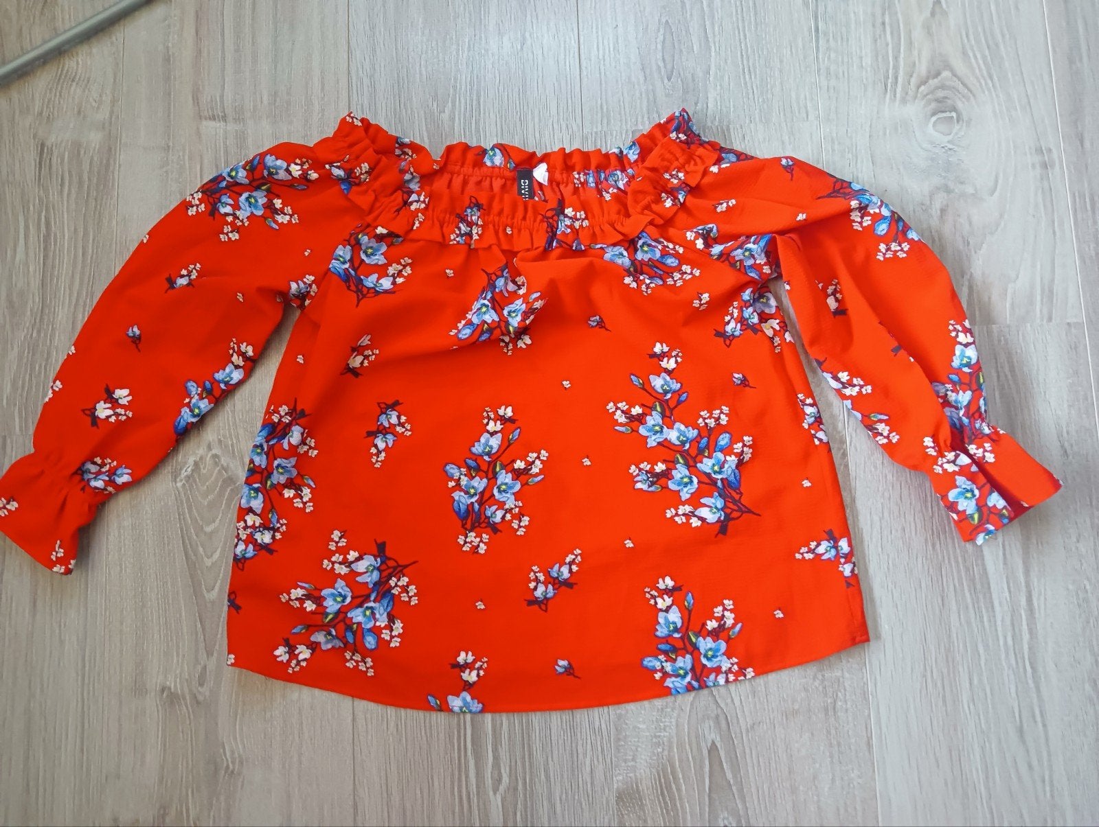 Felrode off shoulder blouse mt 34, met blauwe bloemen, Divided, Blauw, Ophalen of Verzenden, Zo goed als nieuw