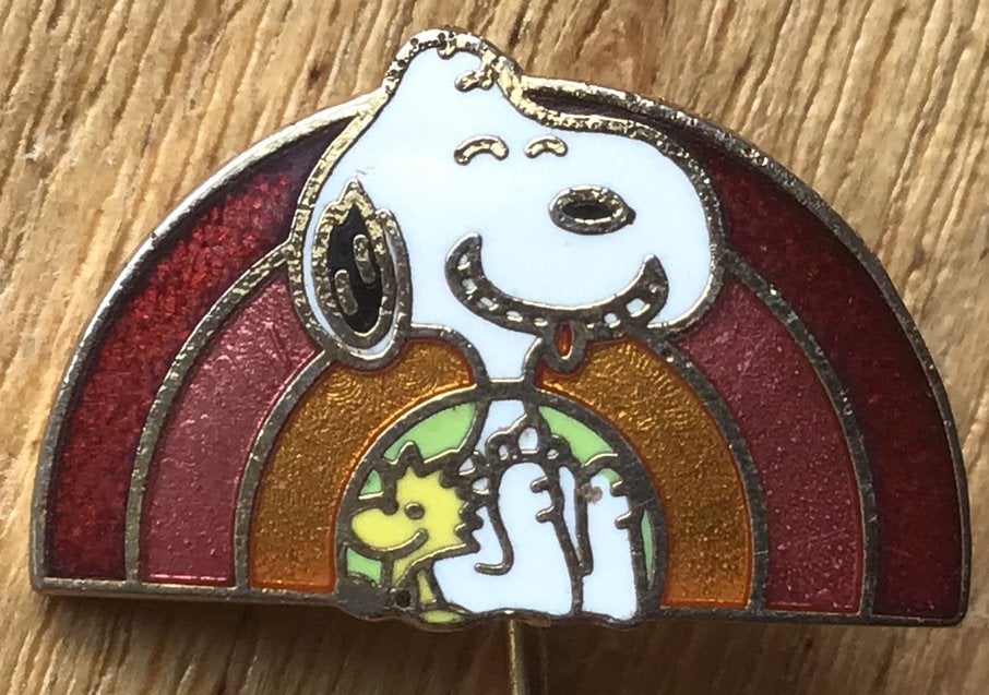 Vintage speld / dasspeld Snoopy & Woodstock met regenboog, Verzamelen, Ophalen of Verzenden, Snoopy, Zo goed als nieuw, Overige typen