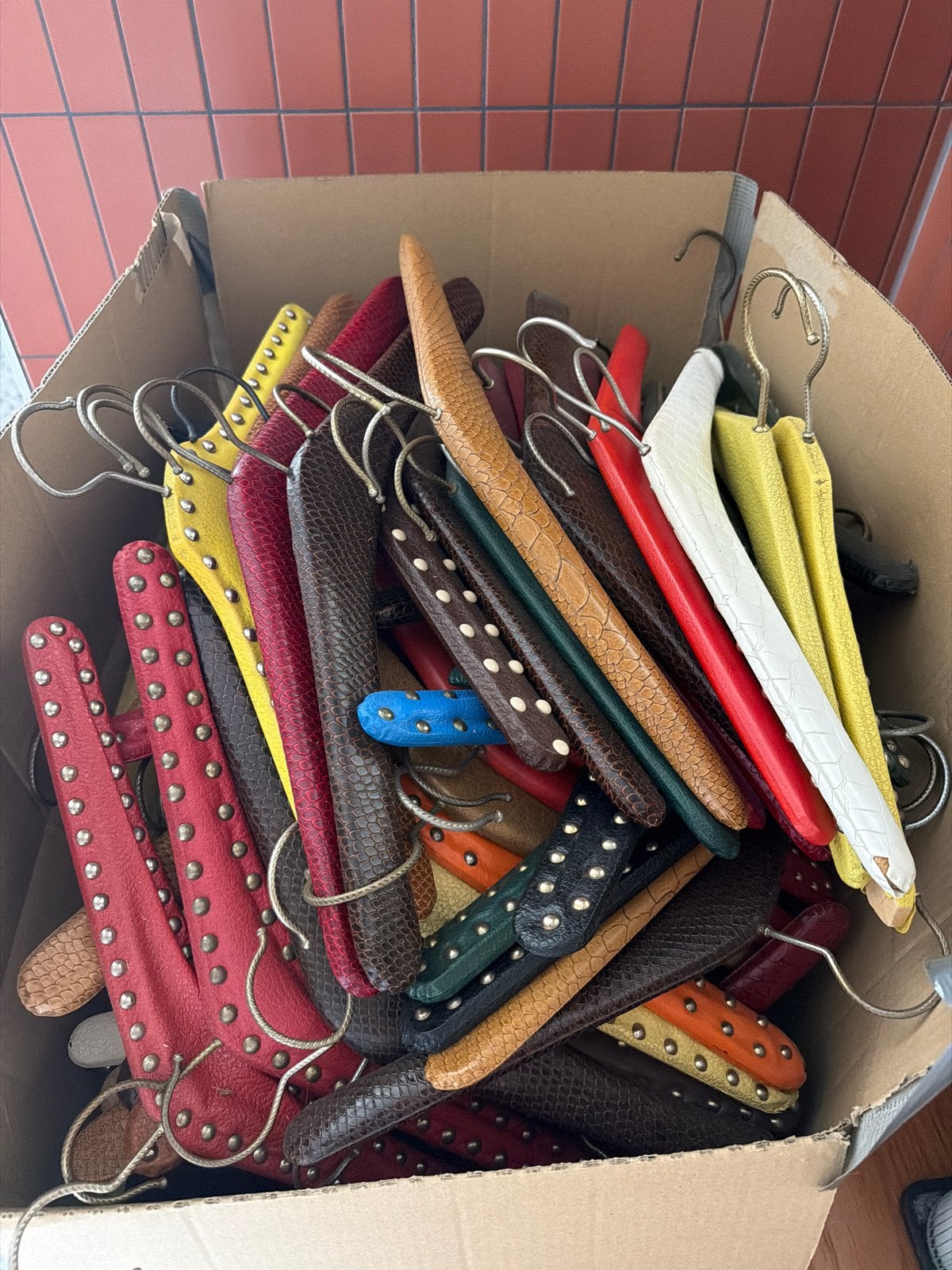 Grote partij vintage kledinghangers, diverse kleuren, Ophalen of Verzenden, Gebruikt, Kunststof, Volwassenen