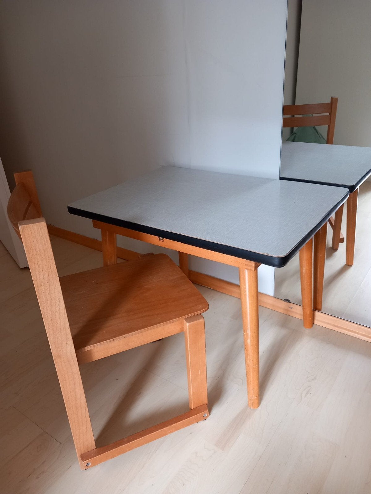 Houten vintage kinderbureau met stoel, Kinderen en Baby's, Ophalen