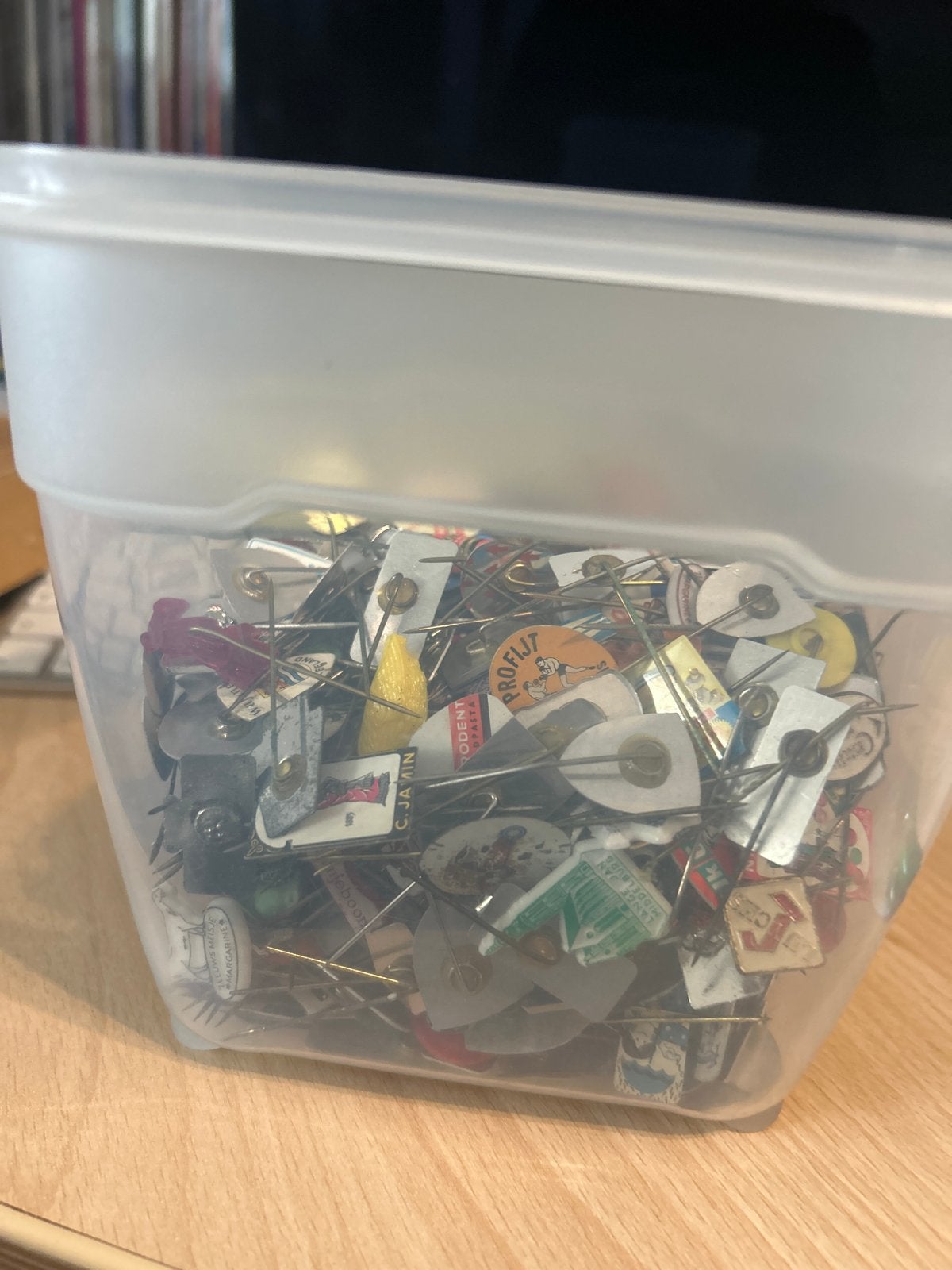 Grote verzameling vintage speldjes en pins, Ophalen of Verzenden, Gebruikt, Figuurtje, Speldje of Pin