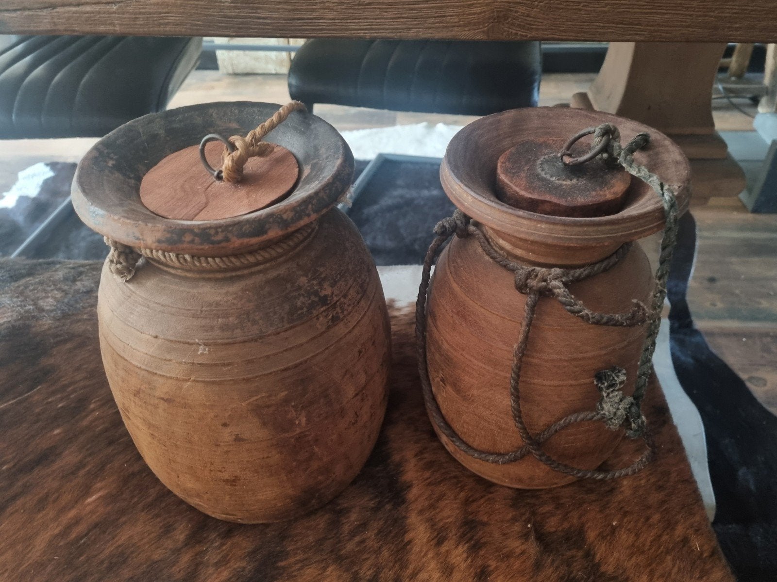 Te koop 2 nepalese kruiken met deksel, Ophalen, 26 cm, Bruin, Met deksel