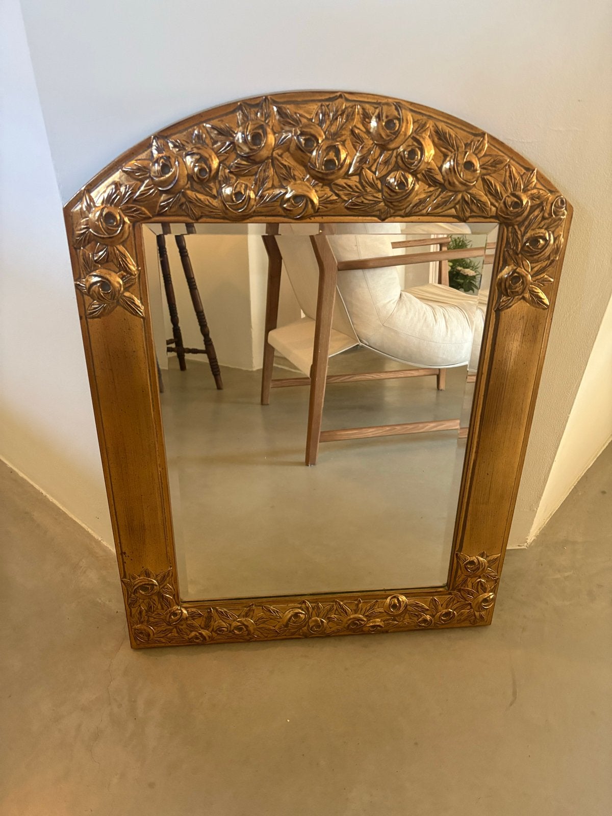 Gouden spiegel met rozen reliëf, Gebruikt, 100 tot 150 cm, Ophalen of Verzenden, Overige vormen