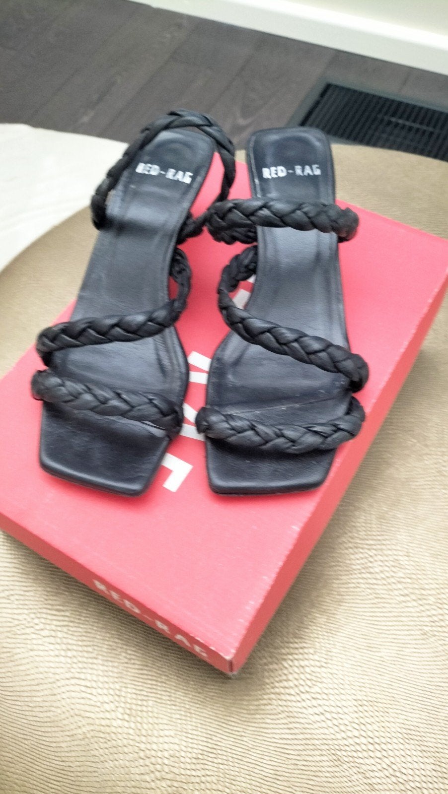 Leuke Sandaal slippers.queenie Hakje .Mt38., Ophalen of Verzenden, Zo goed als nieuw, Zwart
