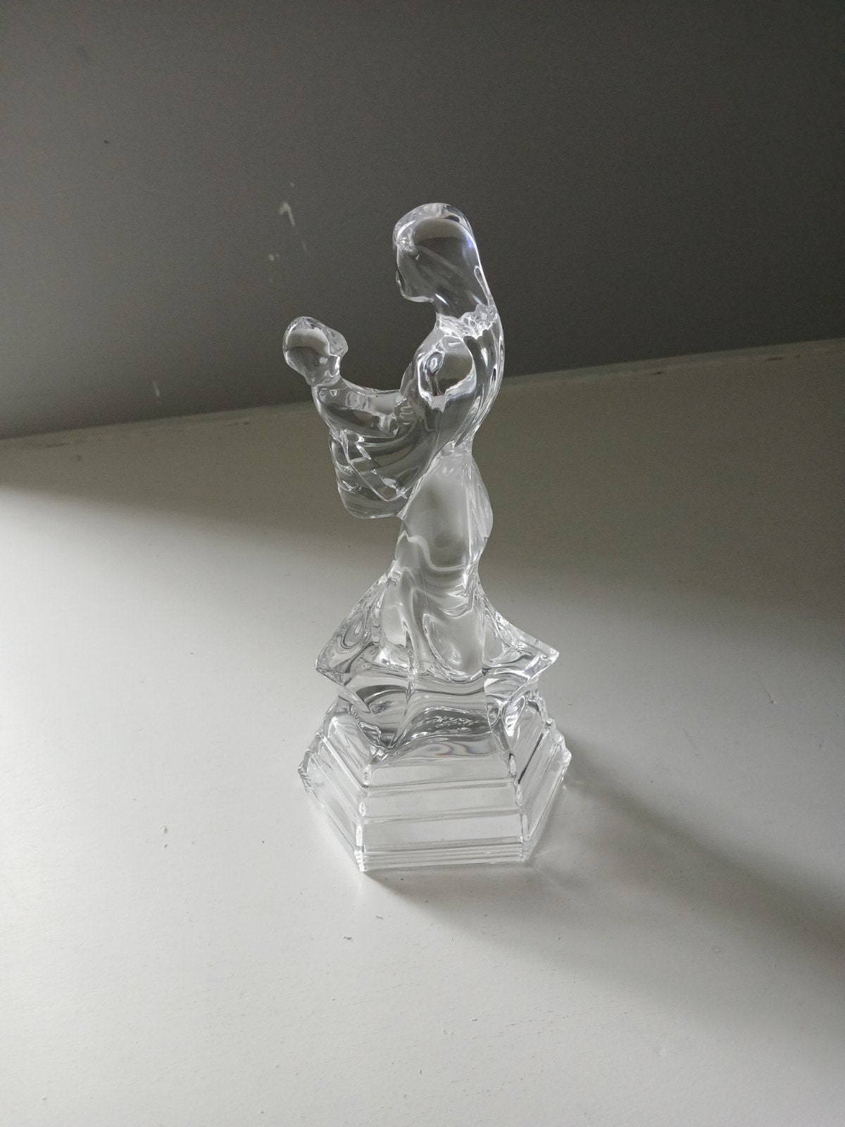 Glazen beeldje van vrouw met kind, Antiek en Kunst, Kunst | Beelden en Houtsnijwerken, Glas, Minder dan 20 cm, Ophalen of Verzenden