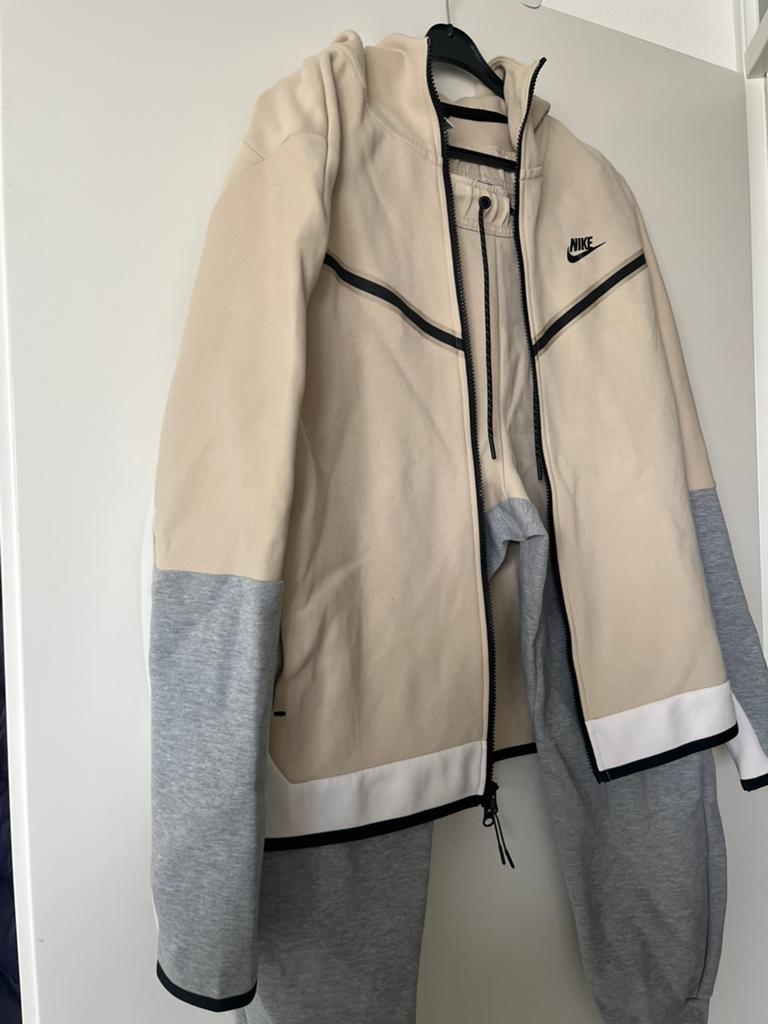 Nike tech L, Kleding | Heren, Jassen | Winter, Ophalen of Verzenden, Zo goed als nieuw, Grijs