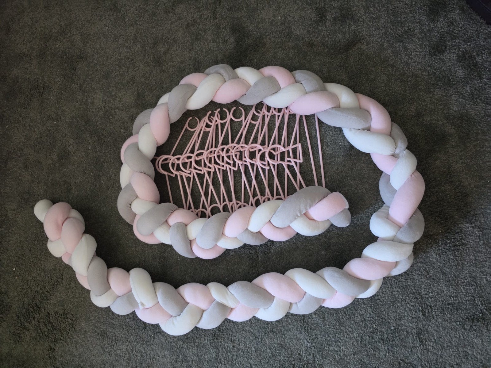 Baby bed bumper/ rand roze grijs wit en roze kinderhangers, Ophalen
