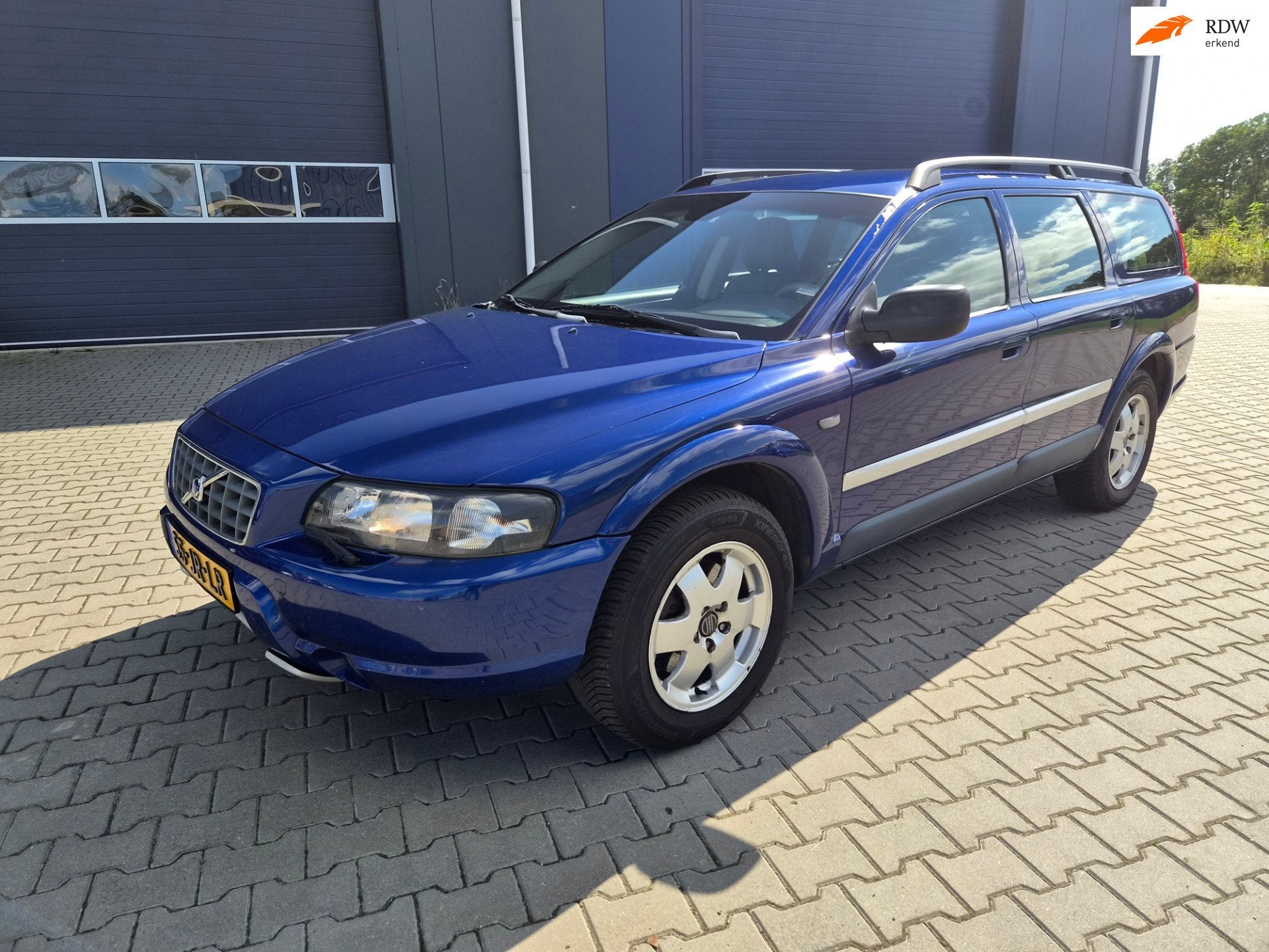 Volvo V70 Cross Country 2.4 T Geartr. MOTOR NIET GOED, Auto's, Volvo, Zwart, Blauw, 2435 cc, Vierwielaandrijving