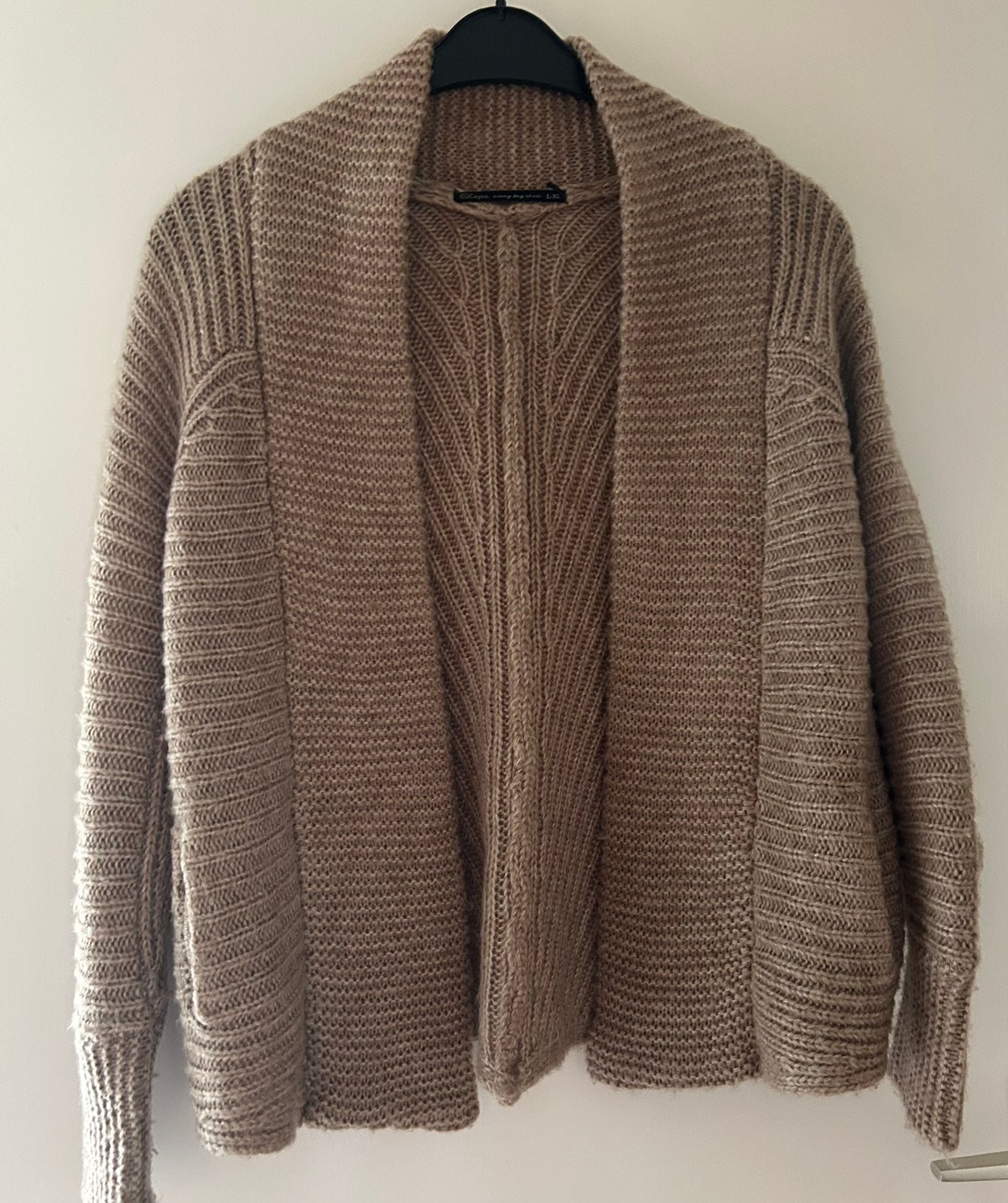 Vest gebreid. €15,00, Ophalen of Verzenden, Zo goed als nieuw, Maat 38/40 (M), Beige