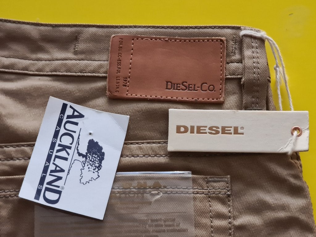 DIESEL Sprijker broek met beige kleur maat 38, Kleding | Heren, Broeken en Pantalons, Diesel, Verzenden, Beige, Maat 56/58 (XL)