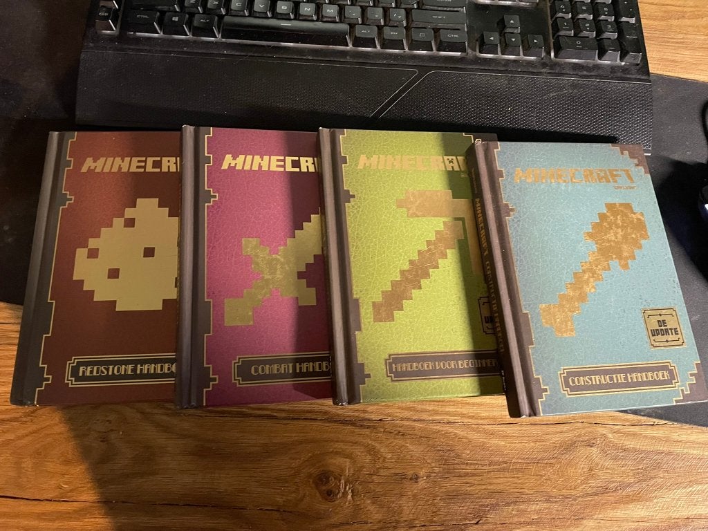 Minecraft 4x orginele handboeken, Ophalen of Verzenden, Zo goed als nieuw, Overige onderwerpen