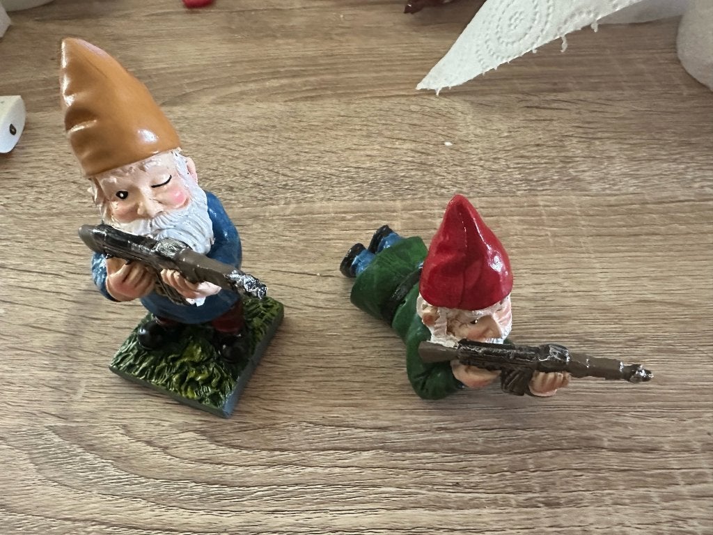 2x Tuinkabouter Met Wapen / Kabouter Beeldje Gnoom Leger, Tuin en Terras, Verzenden, Nieuw, Tuinkabouter