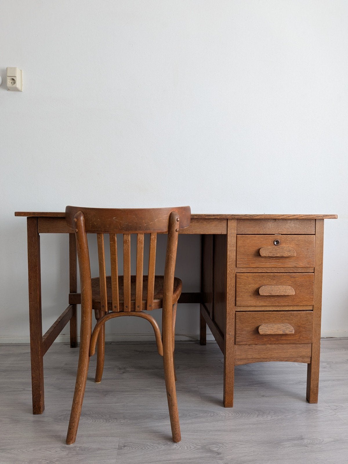 Vintage 1920s oak Teacher's Desk + eatly Thonet chair, Ophalen, Huis en Inrichting