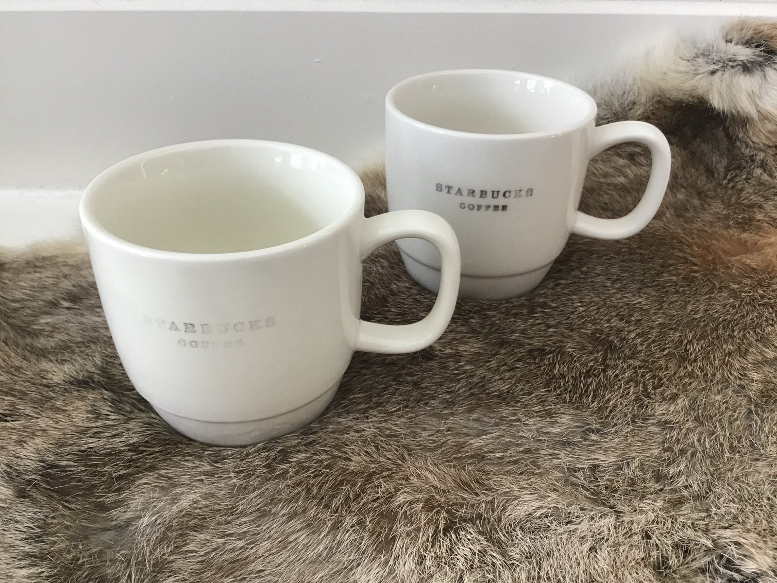 Set van 2 Starbucks Coffee mokken * typewriting letters, Keramiek, Zo goed als nieuw, Starbucks, Modern
