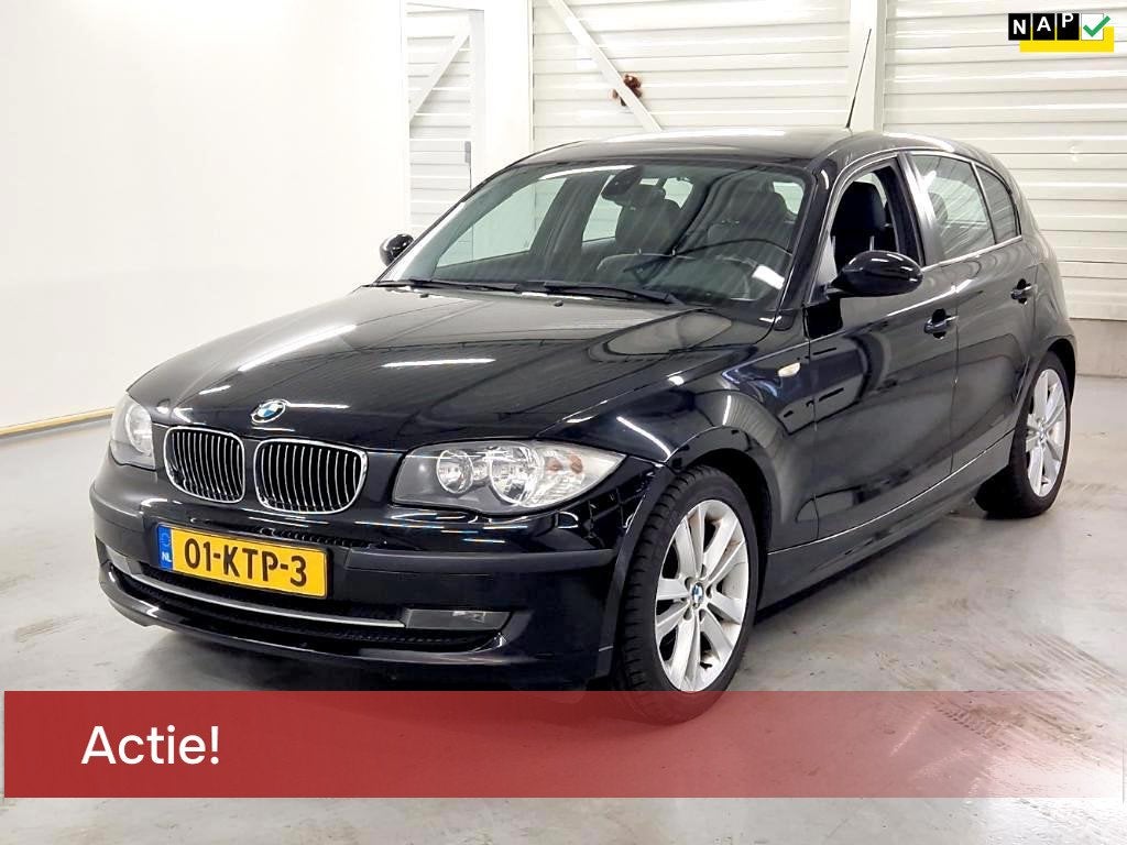 BMW 1-serie 116i *ACTIE TOT €500 KORTING* 5D AIRCO LEDER N, Auto's, BMW, Achterwielaandrijving, Gebruikt, 1599 cc, 4 cilinders