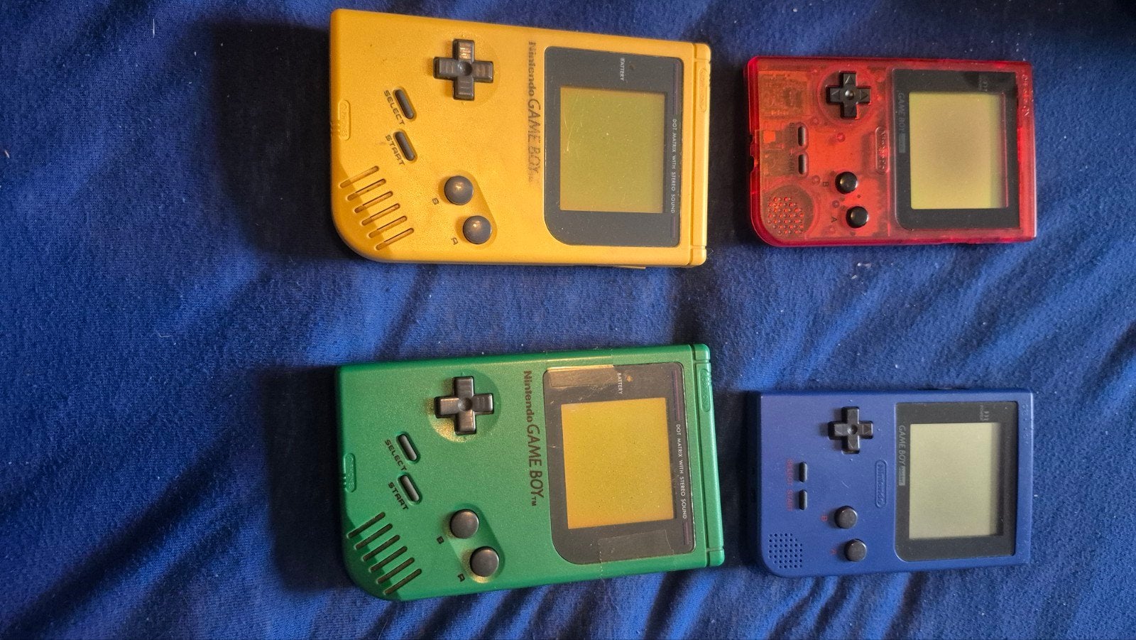 Vier Game Boys met Pokémon Yellow - Collectors Item, Spelcomputers en Games, Ophalen of Verzenden, Gebruikt, Overige modellen