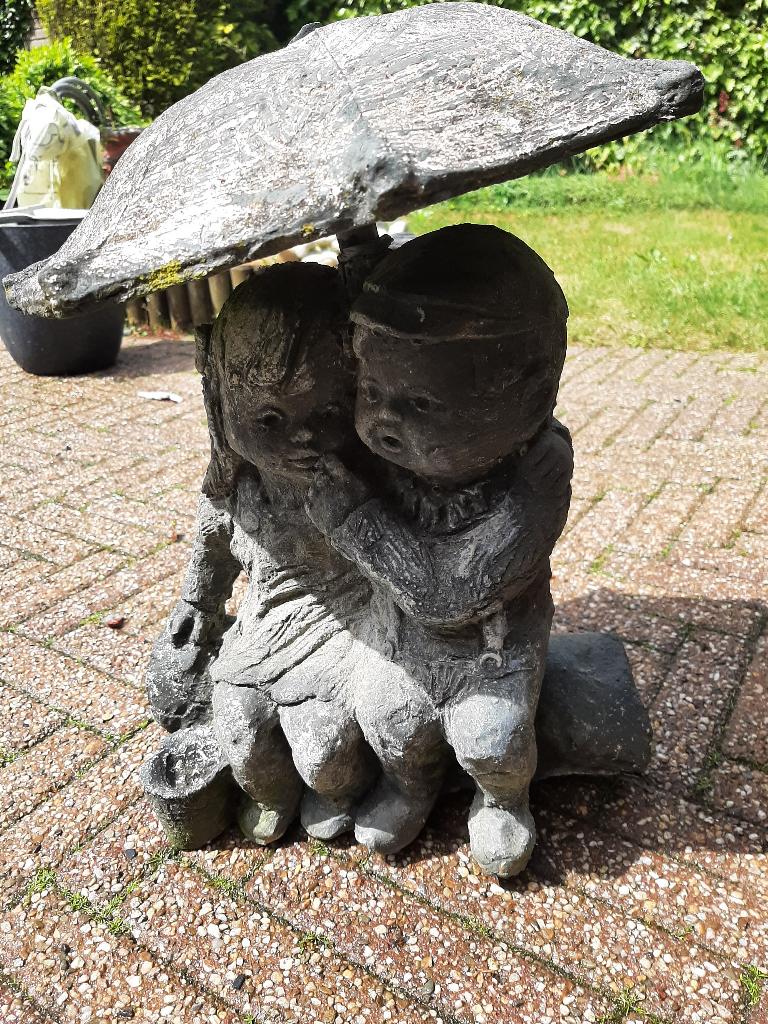 Waterornament twee kinderen onder een paraplu, Tuin en Terras, Ophalen, Gebruikt, Beton, Waterornament