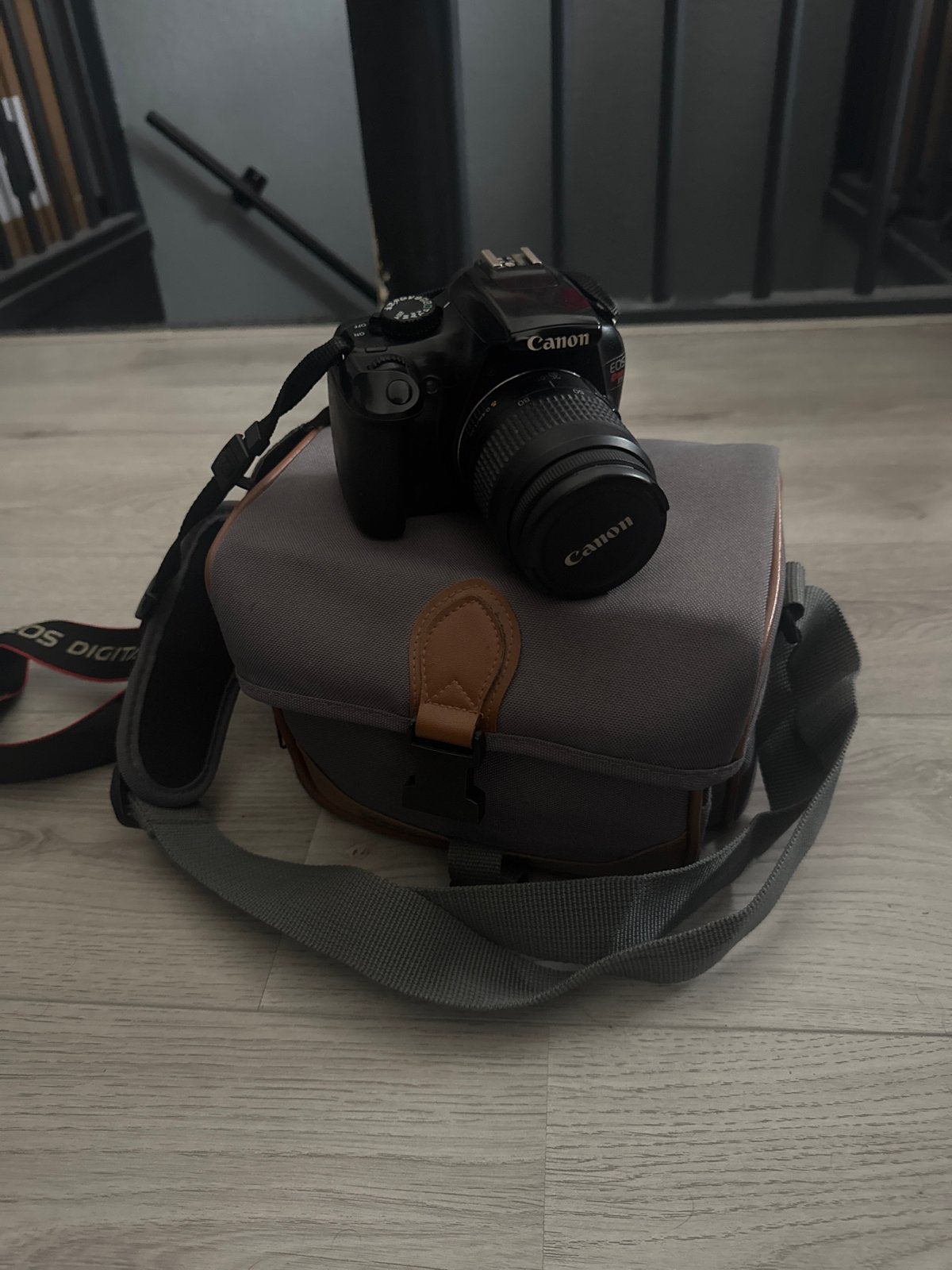 Canon EOS 1100D Spiegelreflexcamera met lens en tas, Ingebouwde flitser, Gebruikt, Spiegelreflex, Verzenden