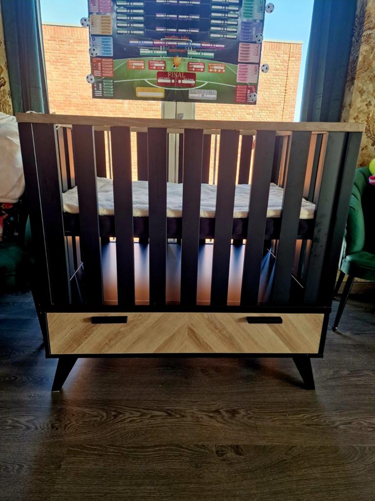 Hele mooie baby box zwart met la, Kinderen en Baby's, Boxen, Ophalen, Zo goed als nieuw, Rechthoekig, In hoogte verstelbaar