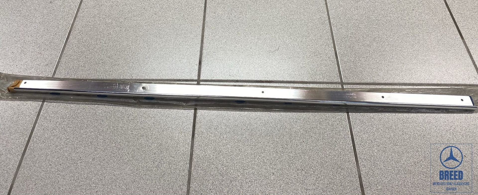 NOS regenlijst rechts voor Mercedes-Benz W116 SE, Auto-onderdelen, Carrosserie en Plaatwerk, -, Nieuw, Ophalen of Verzenden, -
