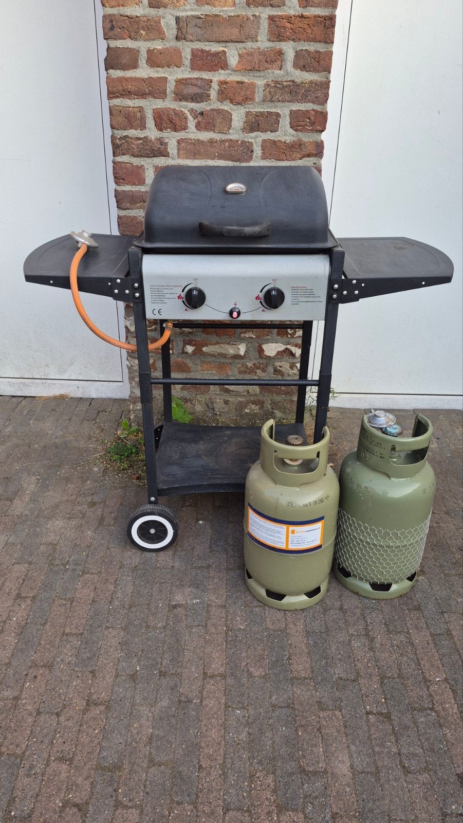 Prima werkwnde Gasbarbecue met lavastenen en 2 gasflessen, Ophalen, Gebruikt
