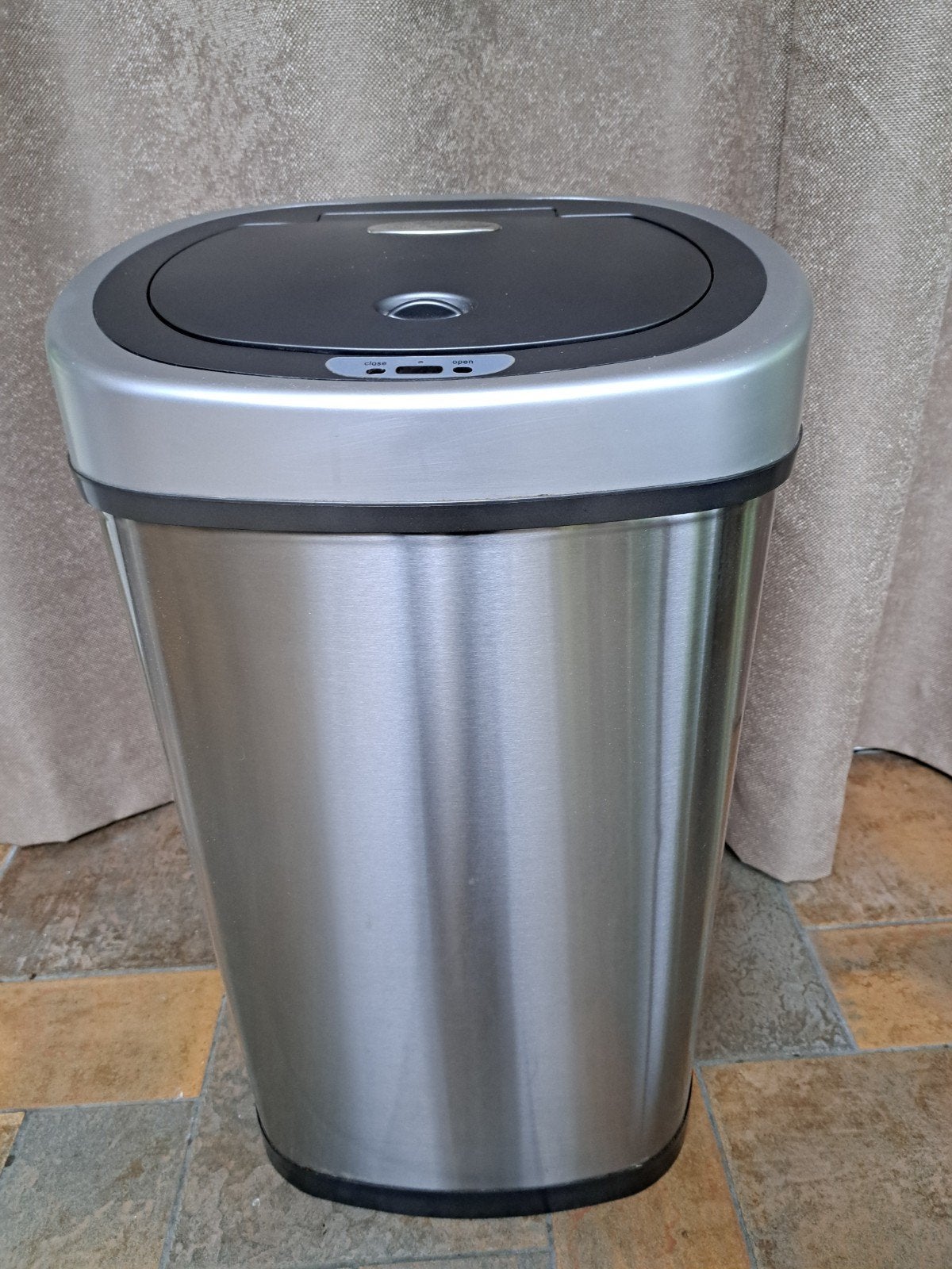 Bijna nieuwe prullenbak met sensor, 40 liter of meer, Ophalen of Verzenden, Rvs