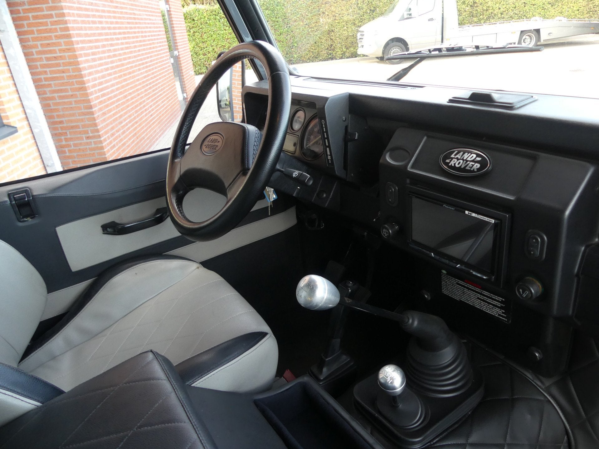 Land Rover 90 Benzine 2.0 136pk / 6 persoons (bj 1997), foto 3